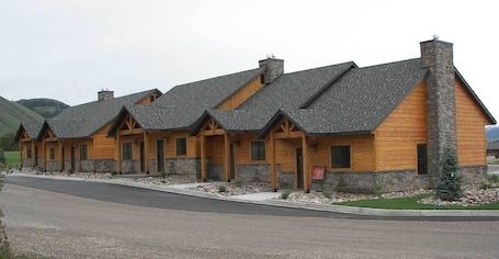 Exterior. King Beds Townhomes On The Green