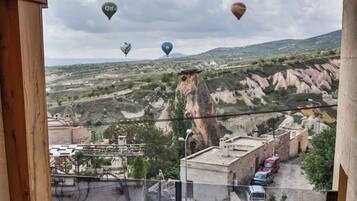Suite de lujo | Minibar, caja de seguridad en la habitación y decoración personalizada
