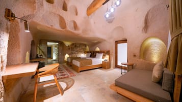 Suite familiar | Minibar, caja de seguridad en la habitación y decoración personalizada