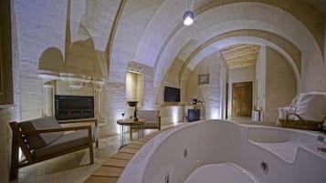 Suite de diseñador | Área de sala de estar | Televisión LED de 42 pulgadas con canales vía satélite y televisión