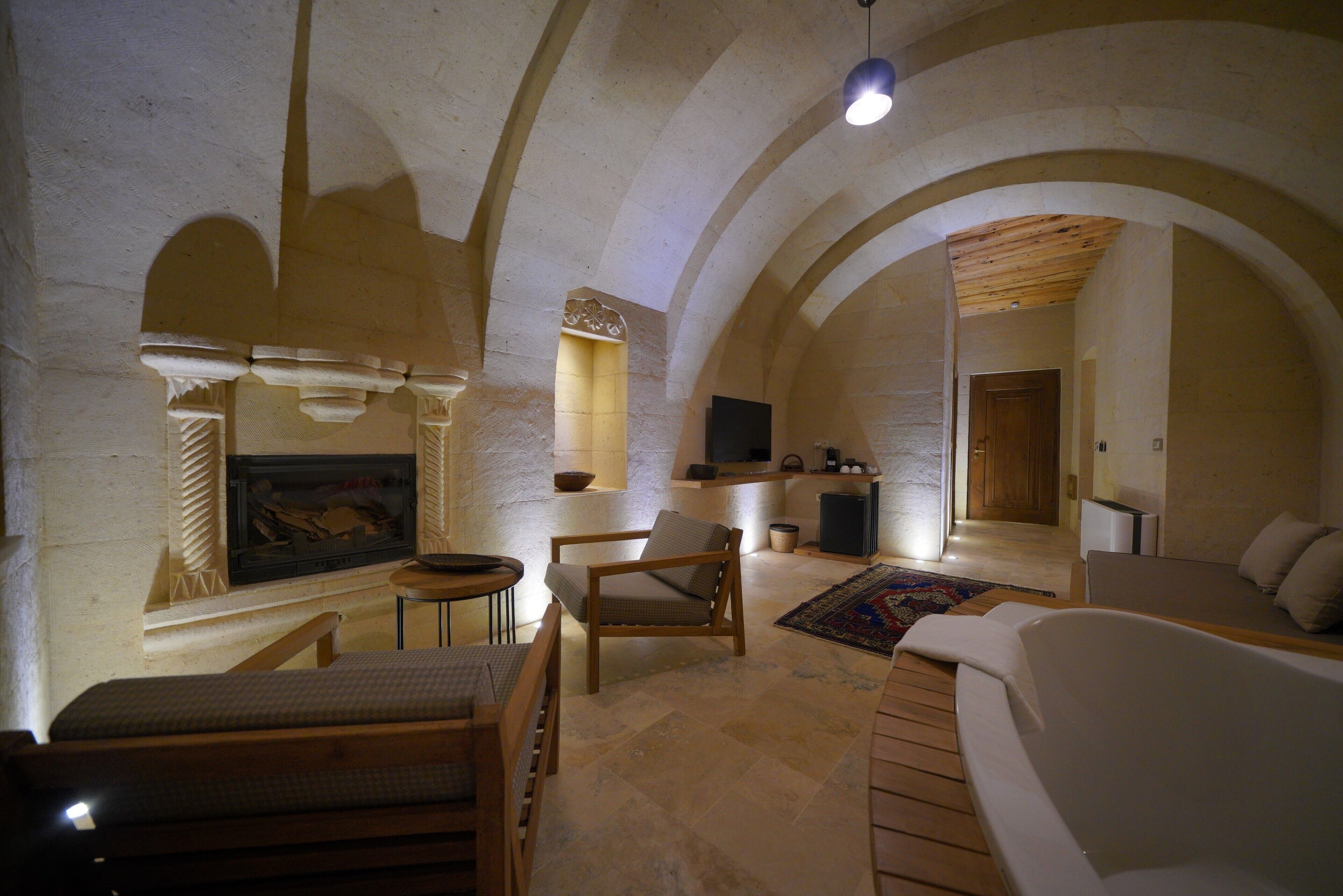 Design Suite | Minibar, in-room safe, blackout drapes, soundproofing