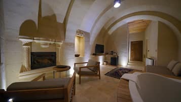Design Suite | Minibar, in-room safe, blackout drapes, soundproofing