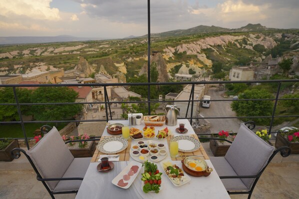 Free daily local cuisine breakfast - Kappadoks Cave Hotel (Nevsehir)