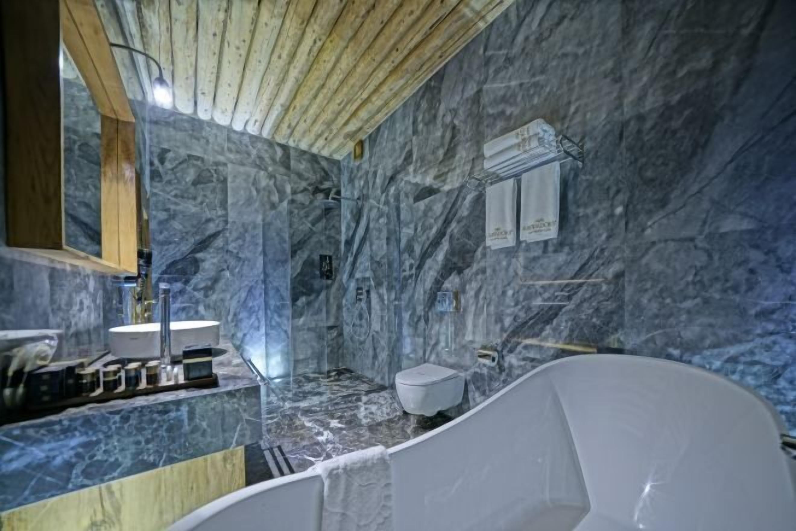 Badezimmer | Designer-Toilettenartikel, Haartrockner, Bademäntel, Hausschuhe