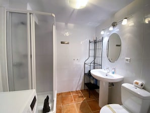Dusche, Haartrockner, Handtücher