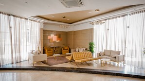 A spacious lobby with a modern sofa, armchairs, and a coffee table. - ZAPBED House - AWP 1501 (Dubai)