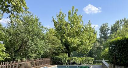 Belle Longère aux Abords du Célé, où Règnent Calme et Fraicheur