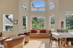 Interior - The Alyeska View: Base of Alyeska with a Hot Tub! (Girdwood)