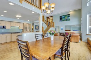 Dining - The Alyeska View: Base of Alyeska with a Hot Tub! (Girdwood)