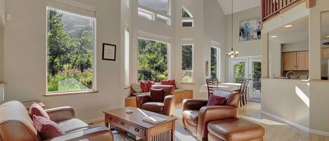 Smart-TV, DVD-spiller, bordtennis og bøker