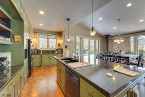 Fridge, microwave, stovetop, dishwasher - Hot Tub & Snake River Views at Twin Falls Home (Twin Falls)