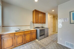Interior - Hot Tub & Snake River Views at Twin Falls Home (Twin Falls)
