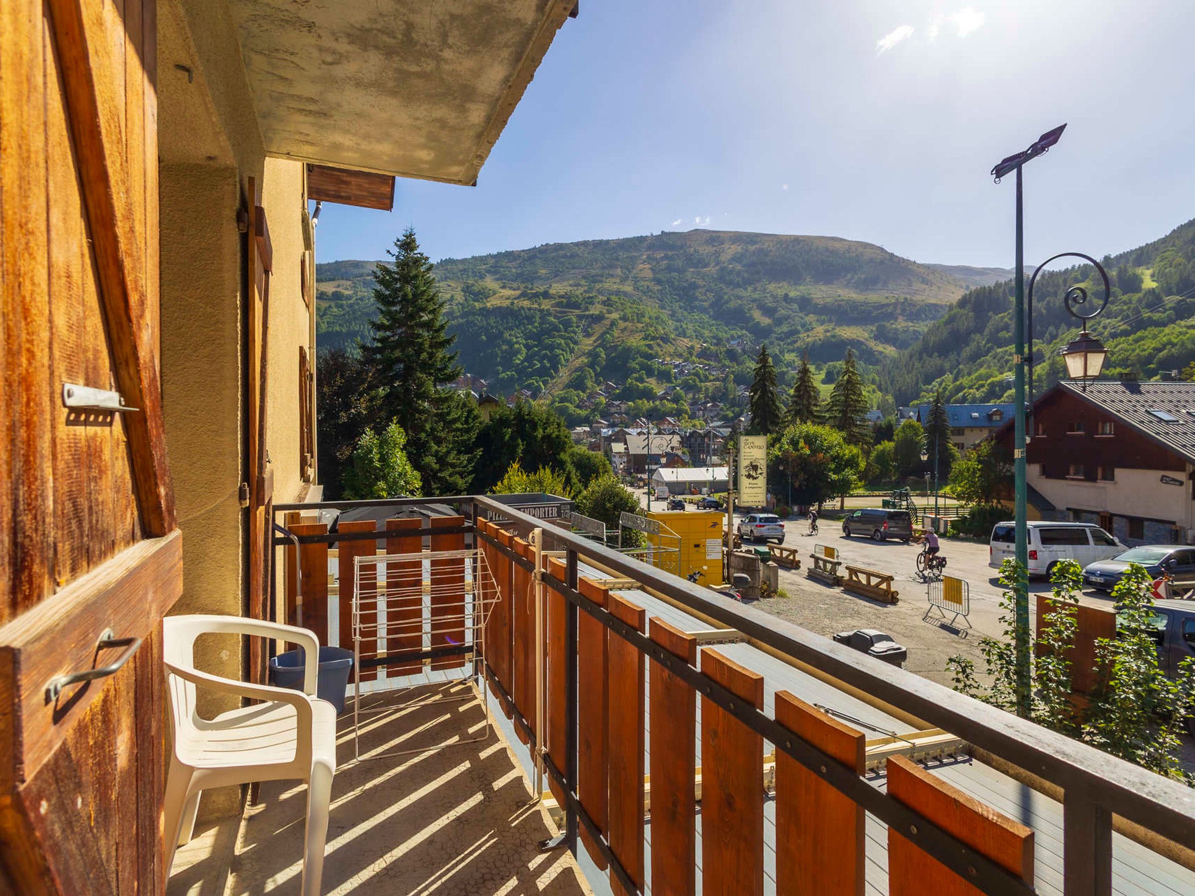 Ein Balkon mit Blick auf eine Stadt und Berge.