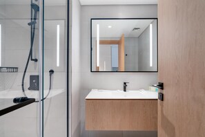 Premium-lejlighed - balkon | Badeværelse | Bruser, gratis toiletartikler, hårtørrer, håndklæder