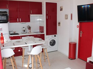 Réfrigérateur, four à micro-ondes, lave-vaisselle