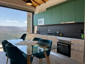 Fridge, microwave, oven, stovetop - Casa da Vista Mágica (Viseu, Portugal)