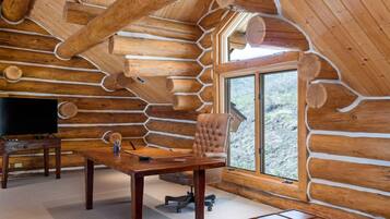 Cabin, 5 Bedrooms | Living room