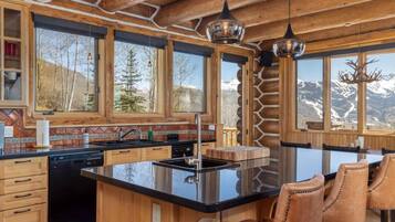 Cabin, 5 Bedrooms | Private kitchen