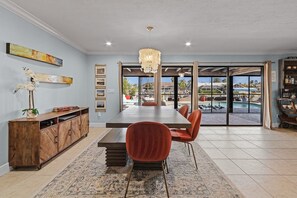 Dining - Gulf Access, Minutes to the River, Kayaks & Dog Friendly - Aqua Escape - Roelens Vacations (Cape Coral)