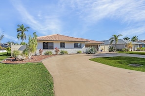 Exterior - Gulf Access, Minutes to the River, Kayaks & Dog Friendly - Aqua Escape - Roelens Vacations (Cape Coral)