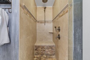 Badewanne, Haartrockner, Handtücher