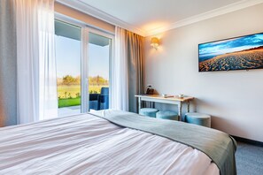 Deluxe Triple Room | Desk, laptop workspace, blackout drapes, cribs/infant beds