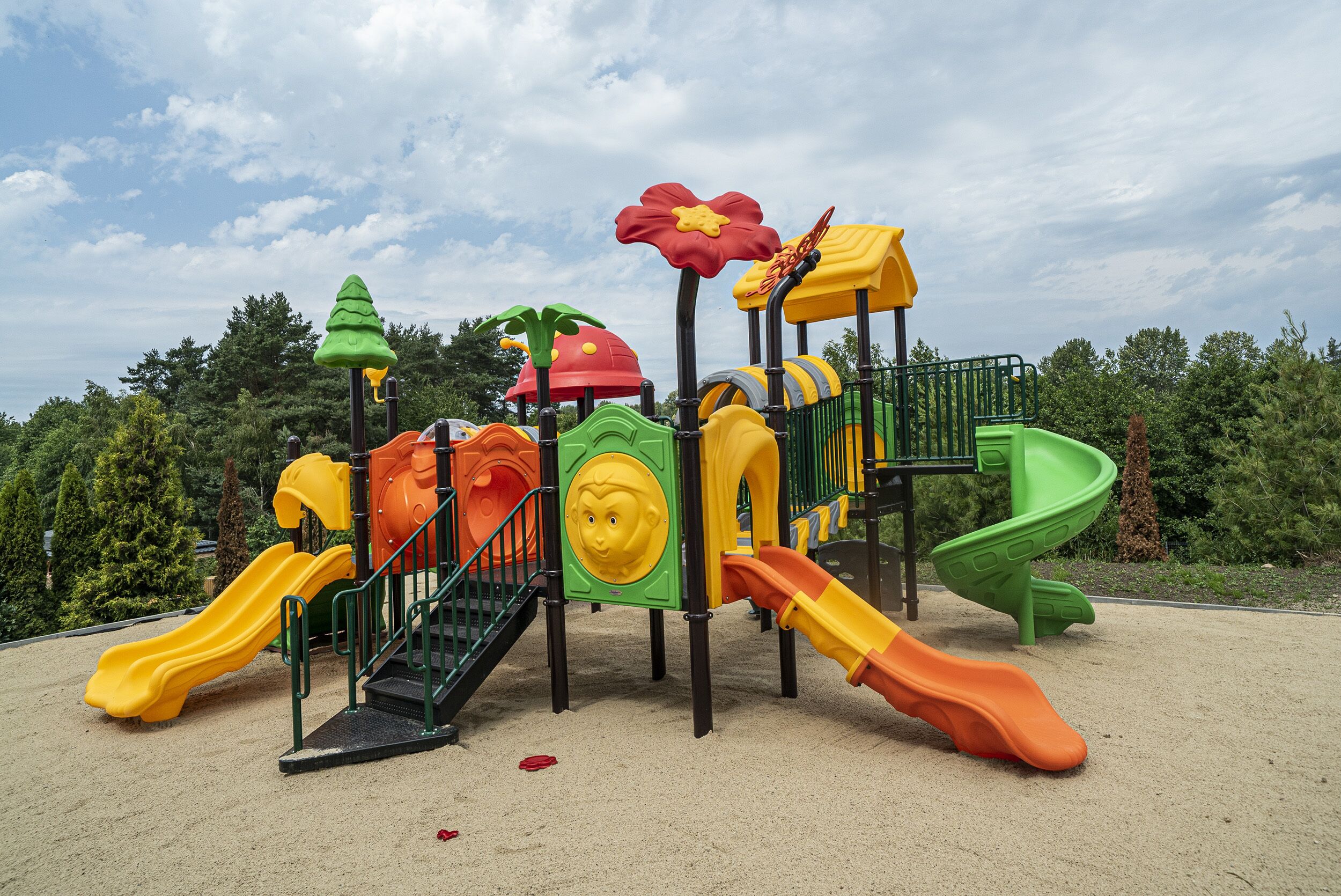 Un parque infantil con toboganes y estructuras para escalar.