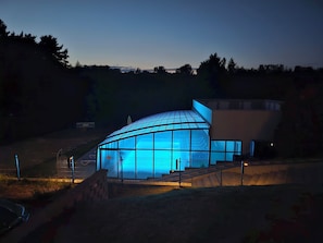 Una piscina al aire libre de temporada, sillones reclinables de piscina