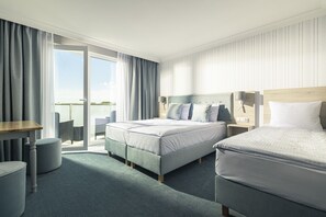 Habitación triple Deluxe | Escritorio, espacio para trabajar con laptop, cortinas blackout y cunas 