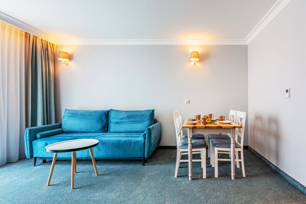 Deluxe Studio Suite, 1 Bedroom | Desk, laptop workspace, blackout drapes, cribs/infant beds