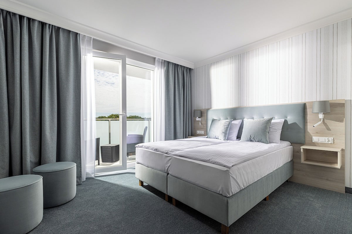 Deluxe kamer, 1 twee- of 2 eenpersoonsbedden | Een bureau, een laptopwerkplek, verduisterende gordijnen, gratis wifi