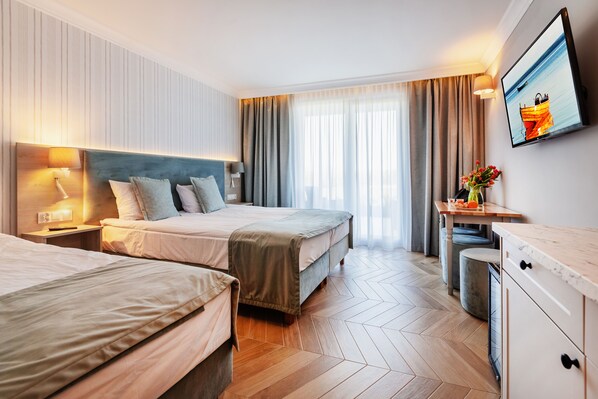 Habitación triple Deluxe | Escritorio, espacio para trabajar con un portátil, cortinas opacas