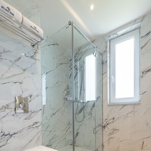 Shower, hair dryer, soap, shampoo - Belmar Park (Wladyslawowo)