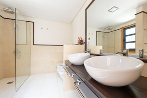 Baignoire, baignoire Ă jets, sĂšche-cheveux, bidet