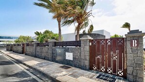 Unclassified image, 2 of 32, button - Villa in Marina Rubicon with Pool (Playa Blanca)