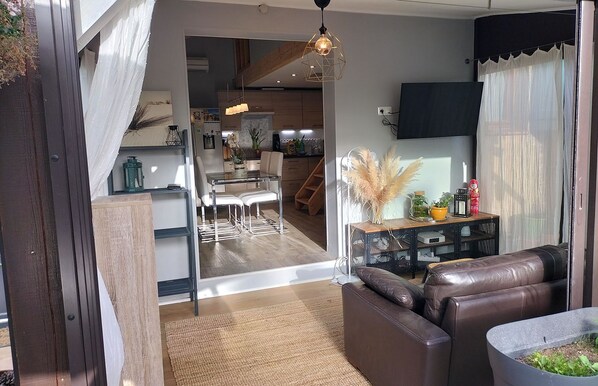 Fernseher, Tischtennisplatte, Bücher