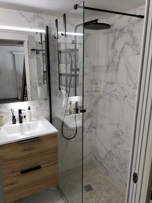 Douche, sèche-cheveux