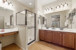 Combined shower/tub, hair dryer, towels