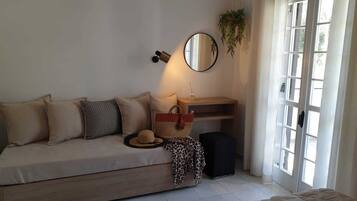 1 bedroom, individually decorated, individually furnished, desk