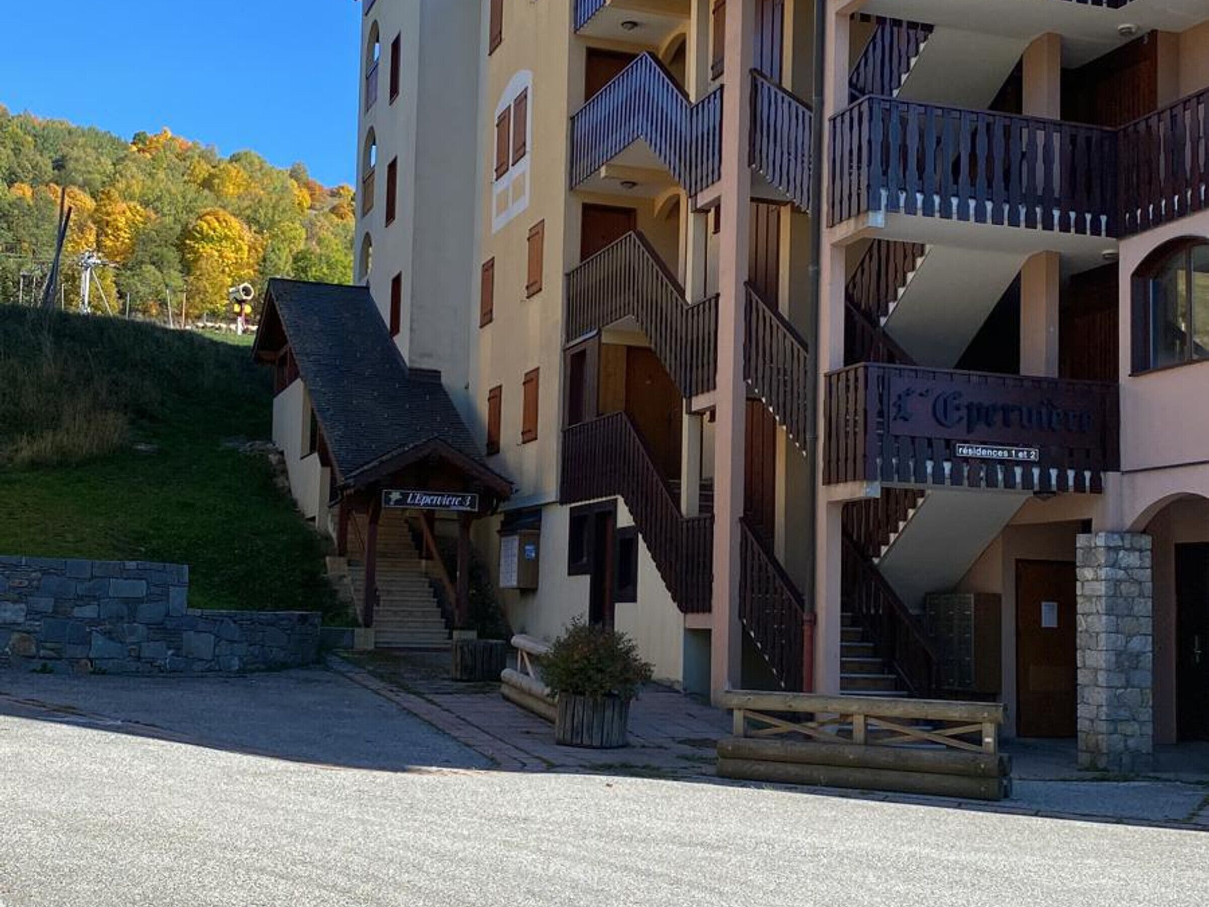 Um hotel com vários andares, varandas, fachada de pedra e uma placa com a inscrição 'Residences 1 et 2'.