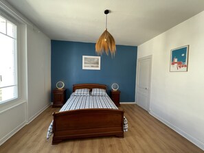 2 bedrooms, iron/ironing board, free WiFi, bed sheets