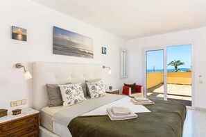 3 Schlafzimmer, Schreibtisch, Bügeleisen/Bügelbrett, Reisekinderbett