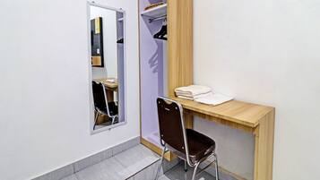 Deluxe Double Room | Desk, WiFi (free), bed sheets