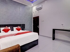 Desk, free WiFi, bed sheets - OYO 91203 Naufal Residence Syariah (Sarolangun)