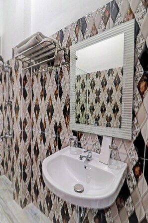 Studio Deluxe | Salle de bain | Douche, serviettes fournies