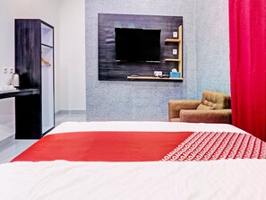 Desk, free WiFi, bed sheets - OYO 91203 Naufal Residence Syariah (Sarolangun)