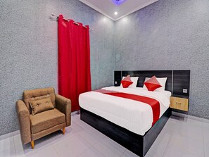 Desk, free WiFi, bed sheets - OYO 91203 Naufal Residence Syariah (Sarolangun)