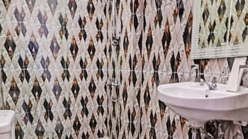 Deluxe Studio | Bathroom | Shower, towels