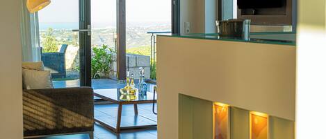 Smart-TV, Kamin, Bücher