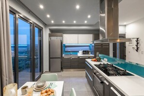 Fridge, microwave, oven, stovetop - Samiro Private Villa  (Άγιος Μύρωνας)